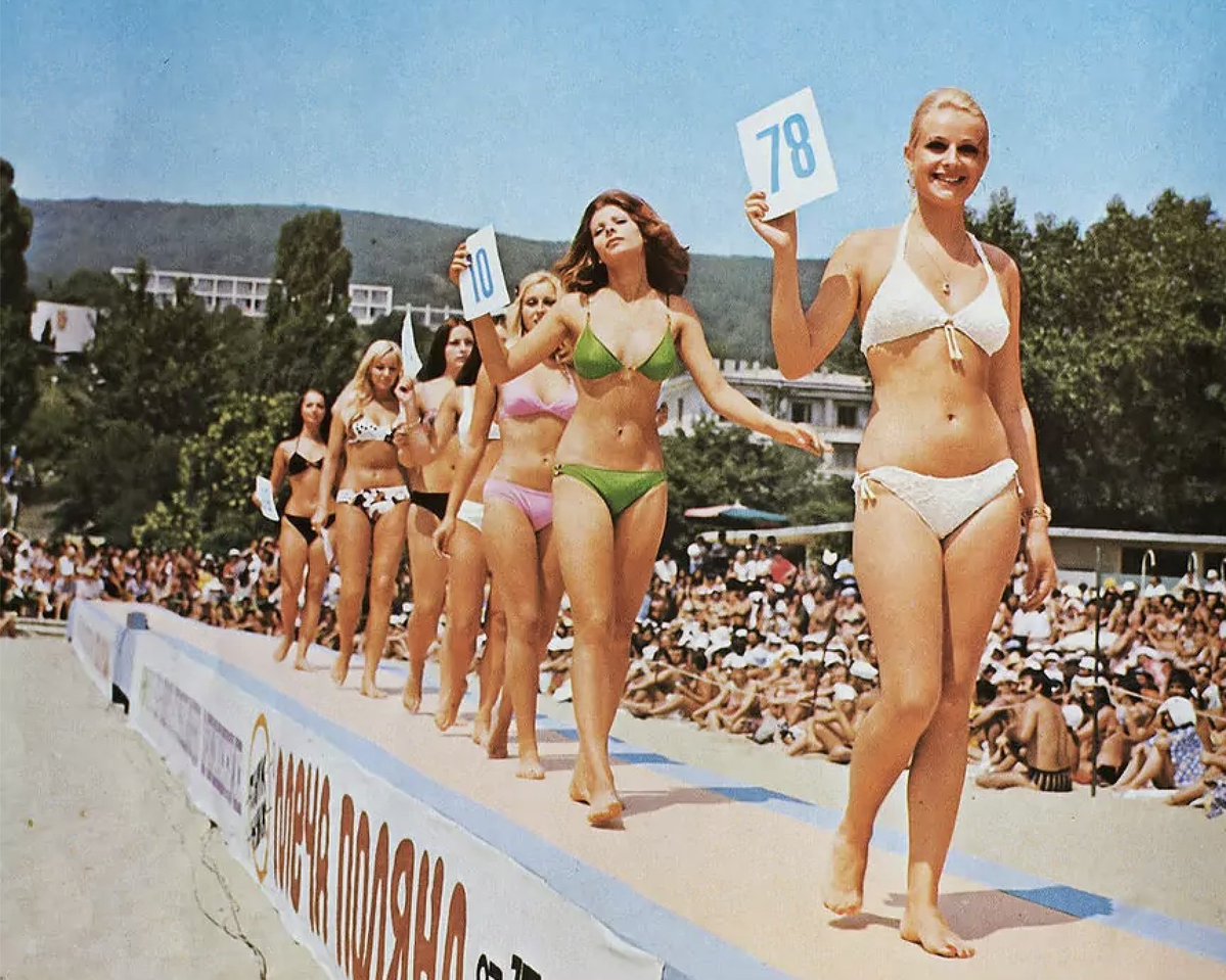 NinaByzantina's tweet image. Miss Black Sea beauty contest, 1974, Golden Sands, Bulgaria.
Looks like socialist Bulgaria experienced capitalist rot early on (though, of course, the ladies are beautiful 😁).