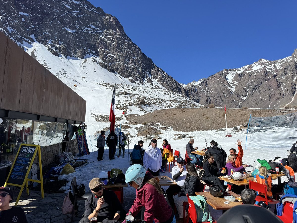 Felipelemush's tweet photo. @SkiPortillo Una sugerencia constructiva: mantener este punto de venta libre de hielo permitiría optimizar el espacio con más mesas y crear un ambiente más acogedor para los visitantes. Veo gran potencial para mejorar la experiencia del cliente y la rentabilidad de este espacio. https://t.co/VjTNTA7HqJ