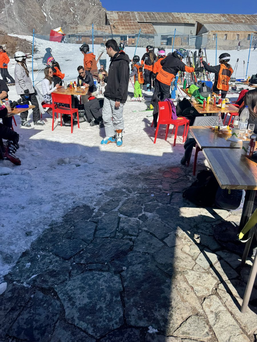 Felipelemush's tweet photo. @SkiPortillo Una sugerencia constructiva: mantener este punto de venta libre de hielo permitiría optimizar el espacio con más mesas y crear un ambiente más acogedor para los visitantes. Veo gran potencial para mejorar la experiencia del cliente y la rentabilidad de este espacio. https://t.co/VjTNTA7HqJ