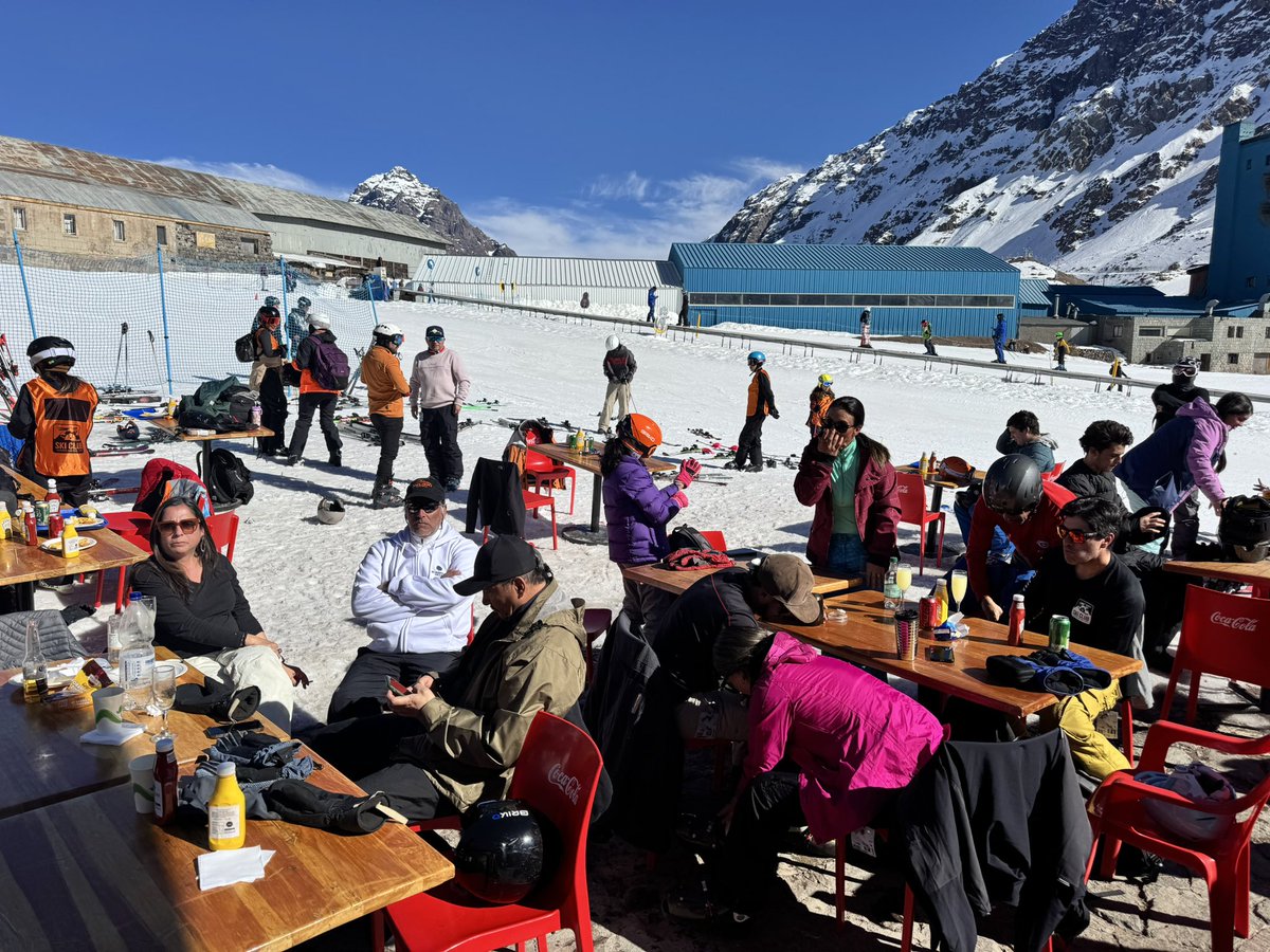 Felipelemush's tweet photo. @SkiPortillo Una sugerencia constructiva: mantener este punto de venta libre de hielo permitiría optimizar el espacio con más mesas y crear un ambiente más acogedor para los visitantes. Veo gran potencial para mejorar la experiencia del cliente y la rentabilidad de este espacio. https://t.co/VjTNTA7HqJ