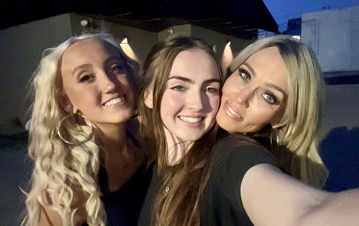 Quick dinner In between shows tonight <a href="/FOX19/">FOX19 NOW</a> with my lovely daughters Piper and Saylor.