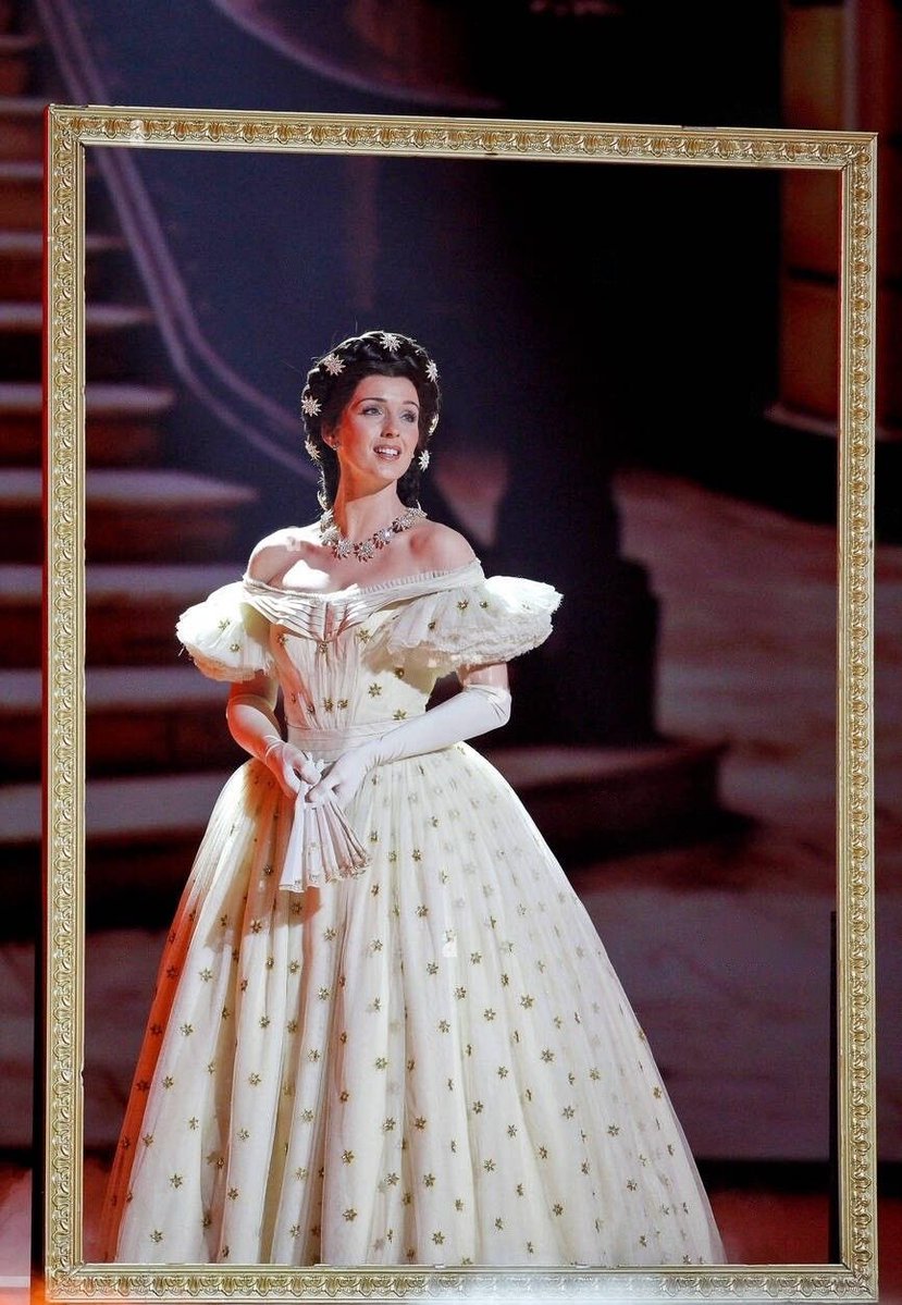 beteldisgeuse's tweet image. all the work on this masterpiece of a gown only to have it be worn for one song