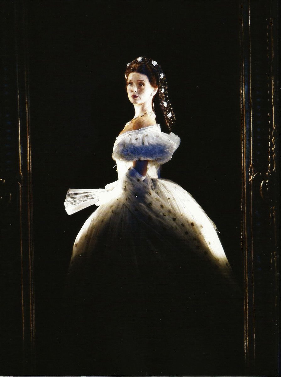 beteldisgeuse's tweet image. all the work on this masterpiece of a gown only to have it be worn for one song