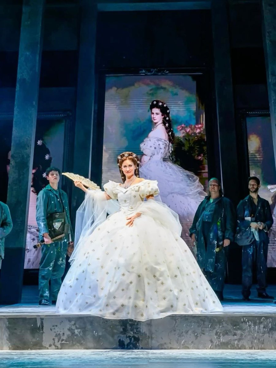 beteldisgeuse's tweet image. all the work on this masterpiece of a gown only to have it be worn for one song