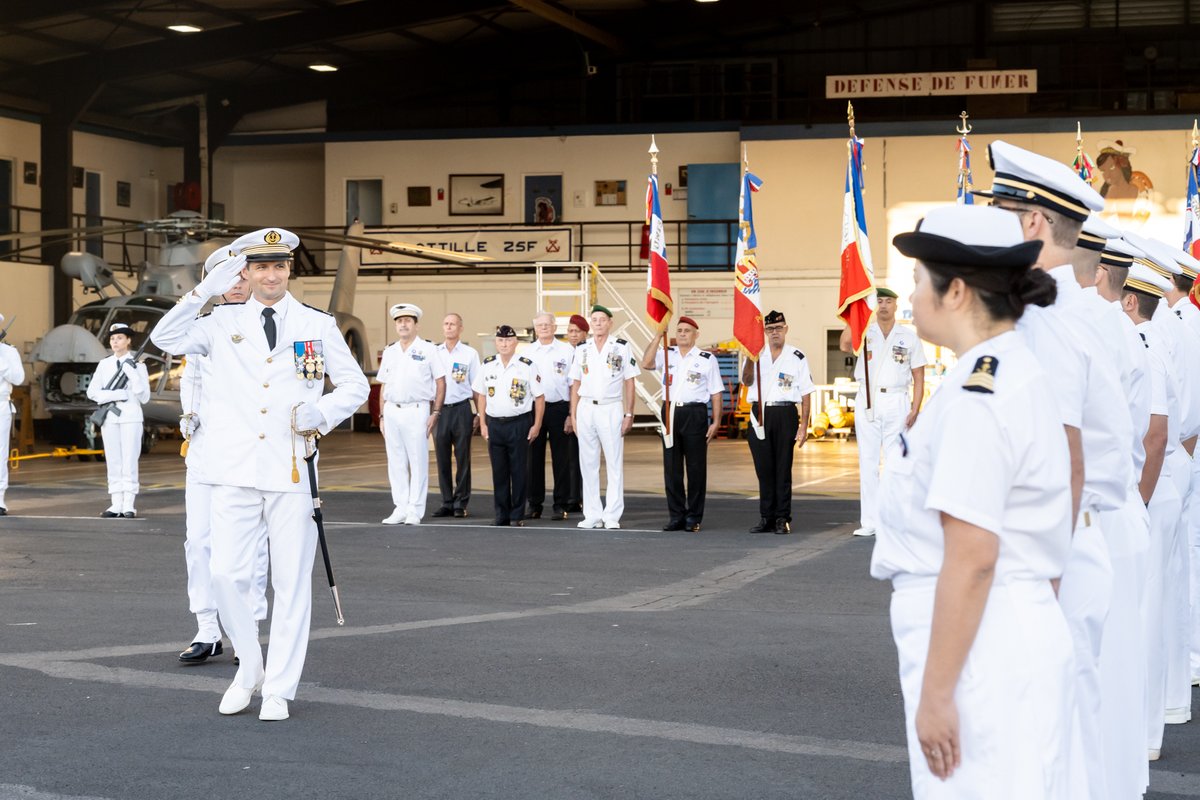 ALPACI_FAPF's tweet image. #PASSCOM | Un nouveau chef à la 25F ✈️! Le CA Pinget, commandant des FAPF, a fait reconnaître le CC Le Hir comme nouveau commandant de la 25F, qui succède au CC Perus. Le CC Le Hir a été pilote sur Falcon 50M, commandant OPS à la 24F puis commandant en second du CENTEX PATSIMAR.