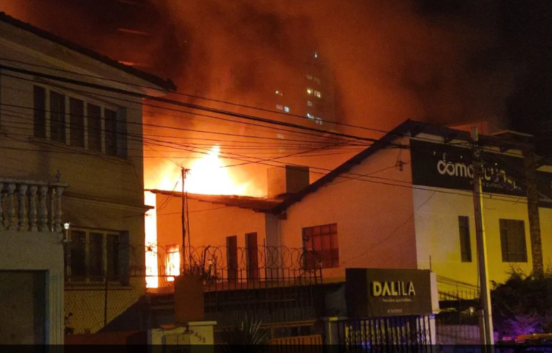 Un voraz incendio se produjo este lunes por la noche, en una vivienda ubicada en inmediaciones de las calles Lisimaco Gutiérrez y Sánchez Lima, de la zona Sopocachi en La Paz.
horizontesonline.com/incendio-de-gr…