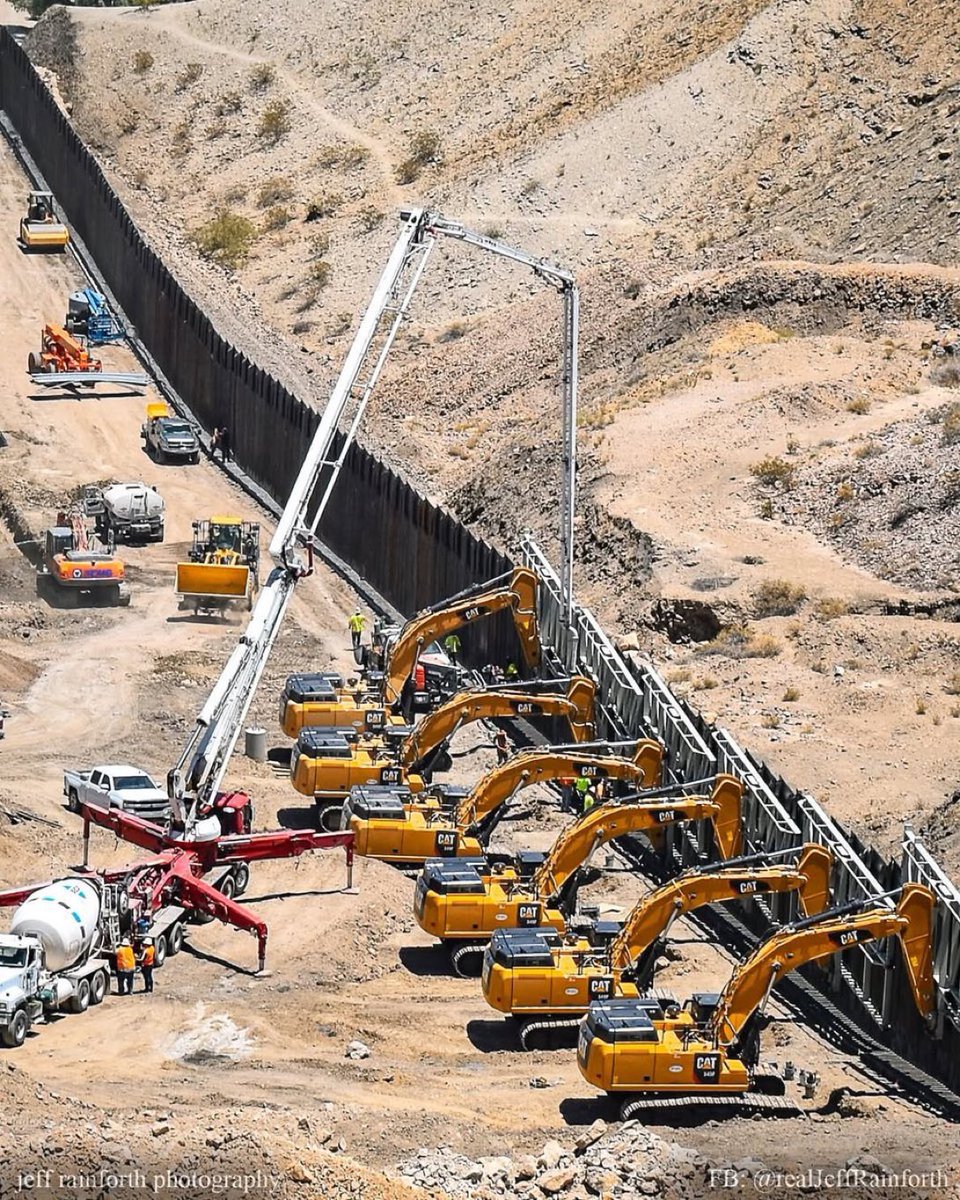 ThePatriotOasis's tweet image. 🚨BREAKING: New pictures show MILES of BORDER WALL that’s going up at record pace under President Trump!
Did you proudly voted for this?🇺🇸✊🏼