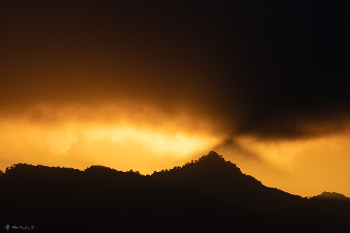 El pic de la Salga Aguda (Serra de Picancel) projectant la seva ombra,  just abans de la sortida del sol.

Bon dia !