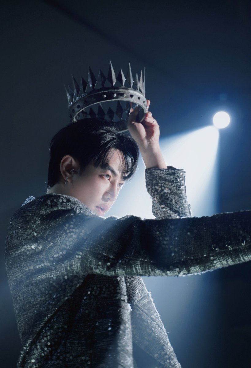 prom king 👑 ตอนเห็นรูปโปรโมทคอนฯ มีมงฯ ชนกับ mut เลยเดาคอนฯ น่าจะเป็นทีมงาน prom หรือเปล่า + มโน guest คือนลิน สวยมากกกกก!!! classy สุดๆ /ชอบรูปของนุชมาก #เป๊กผลิตโชค