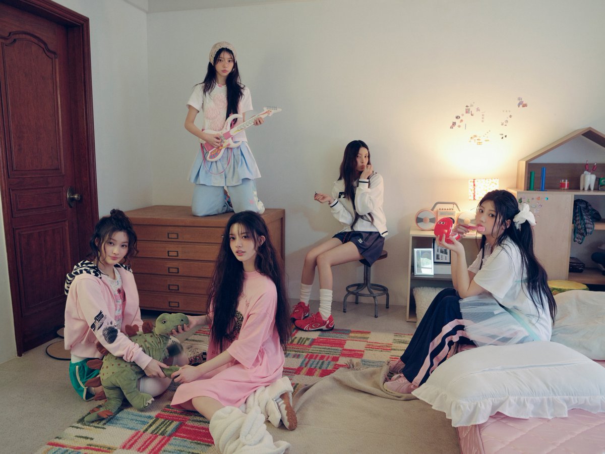 ILLITjpofficial's tweet image. ILLIT Japan 1st Single '時よ止まれ'
2025.9.1 0:00(JST)
Concept Photo - Home Playing ver.
#ILLIT
#時よ止まれ #Toki_Yo_Tomare
#ILLIT_JP1stSG