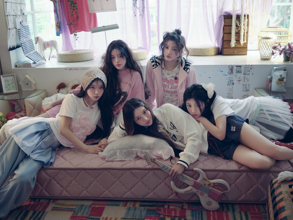 ILLITjpofficial's tweet image. ILLIT Japan 1st Single '時よ止まれ'
2025.9.1 0:00(JST)
Concept Photo - Home Playing ver.
#ILLIT
#時よ止まれ #Toki_Yo_Tomare
#ILLIT_JP1stSG