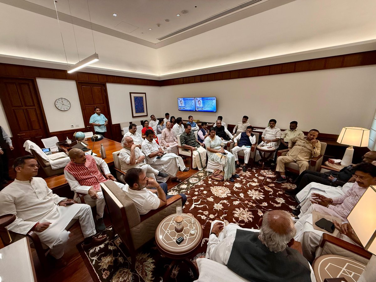Congress (@incindia) on Twitter photo आज पार्लियामेंट हाउस कॉम्प्लेक्स में INDIA गठबंधन के फ्लोर लीडर्स की बैठक हुई।
इस बैठक में कांग्रेस अध्यक्ष व राज्यसभा में नेता प्रतिपक्ष श्री <a href="/kharge/">Mallikarjun Kharge</a> और नेता विपक्ष श्री <a href="/RahulGandhi/">Rahul Gandhi</a> के साथ INDIA गठबंधन के सांसद मौजूद रहे।
मानसून सत्र में विपक्ष कई अहम मुद्दों को सदन में आज पार्लियामेंट हाउस कॉम्प्लेक्स में INDIA गठबंधन के फ्लोर लीडर्स की बैठक हुई।
इस बैठक में कांग्रेस अध्यक्ष व राज्यसभा में नेता प्रतिपक्ष श्री <a href="/kharge/">Mallikarjun Kharge</a> और नेता विपक्ष श्री <a href="/RahulGandhi/">Rahul Gandhi</a> के साथ INDIA गठबंधन के सांसद मौजूद रहे।
मानसून सत्र में विपक्ष कई अहम मुद्दों को सदन में