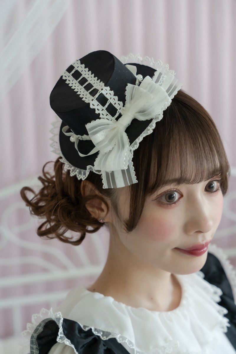 Sfunnyfairy's tweet image. 📣本日お昼!12:00〜発売🪽✨
プティパルティションシリーズ🎼
コーデを彩るヘアアイテムが3種登場❕
つけるだけで、魔法にかかったかのように
可愛くなれちゃう⭐️🪄
職人の手の込んだ技術も詰め込まれています🪡
3つの中でどれが一番お好みですか?🫧
詳細はALTに載せています💫