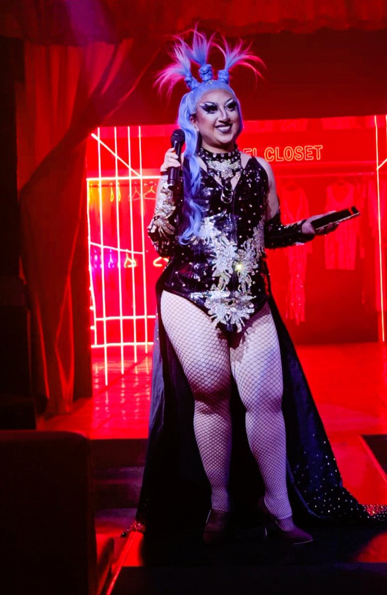 FueraCloset_AC's tweet image. ¡#Calli se llenó de lentejuelas, maquillaje, tacones, vestidos y, sobretodo, amor, arte, resistencia y compañerismo, en #MiDragaMadrina, en el que 9 personas se convirtieron, por primera vez en drags! 💋👠💄🪭🏳️‍🌈🏳️‍⚧️