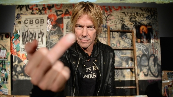 Revolvermag's tweet image. 🖕GUNS N' ROSES' DUFF McKAGAN recommends 7 essential punk and hardcore records l8r.it/OQ5y