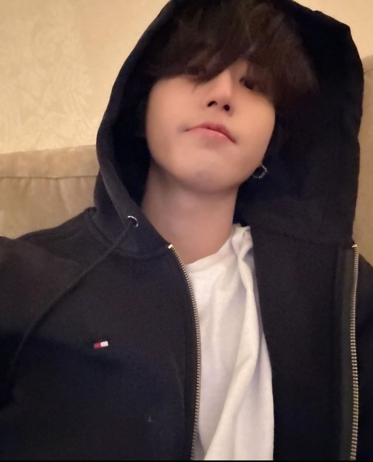 HanJisungB0t's tweet photo. 💌 [New message from 🐿🫧]

Hay días en los que la vida se siente bastante lejana. Respiras, caminas, te levantas, simplemente haces lo que te toca pero, no te sientes ahí. 

(+) https://t.co/X9r68LSBOz
