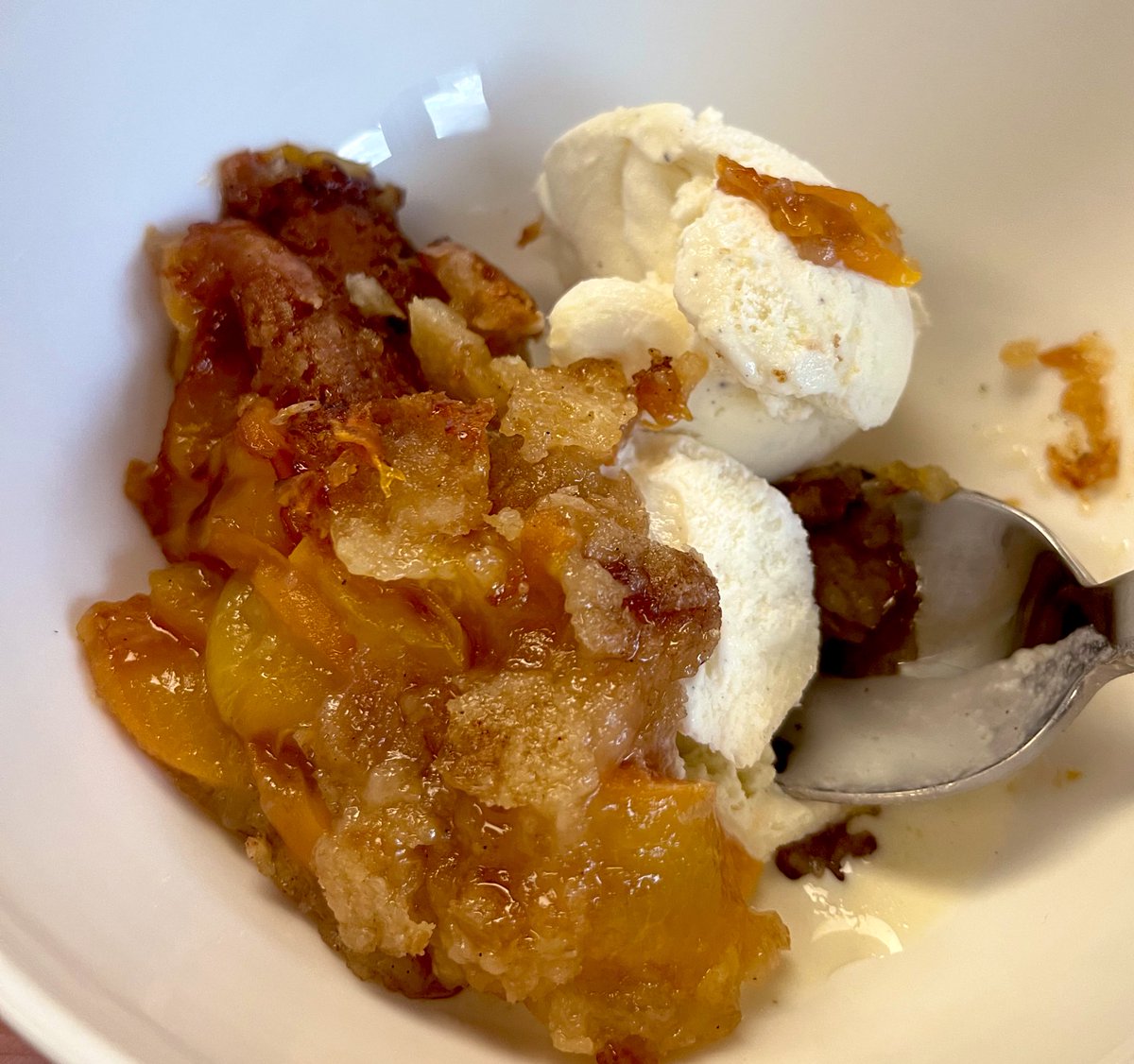 Amer1can_Barbie's tweet image. Smoked Bourbon Peach Cobbler:
For the peach filing -
•4 large peaches, sliced
•2 TBSP brown sugar
•1 TBSP bourbon
For the crust -
• 1/2 cup sugar
• 1/2 cup flour
• 1/2 tsp baking powder
• 5 TBSP melted butter
• 1-3 TBSP bourbon
• 1 tsp vanilla
• cinnamon…