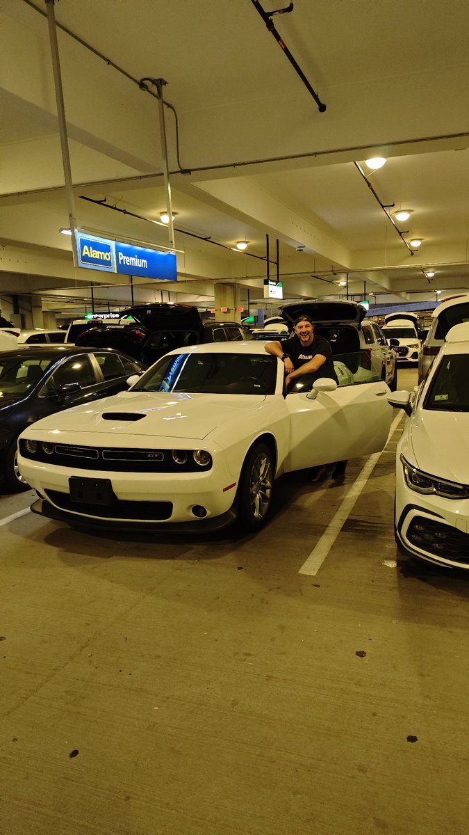 I may or may not be in #California right now.
There are some clear benefits of having a company card with generous project budget.
Driving this thing while a fighter jet flew 30m over me was the most American thing that happened so far. 😁