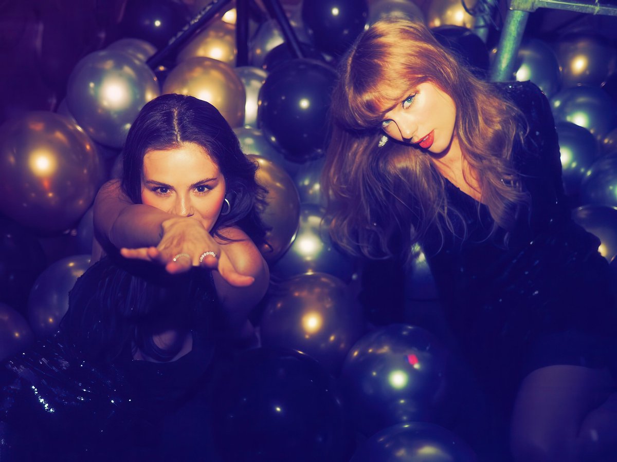 xmadwomen's tweet photo. 💫

       Festejando con Selena. 
   
                       💫 https://t.co/idgQptHw84
