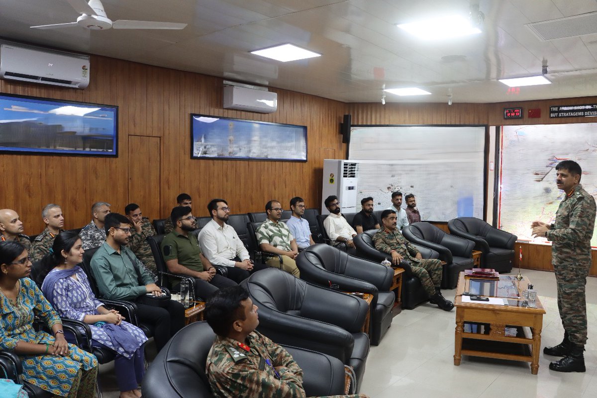 trishakticorps's tweet image. 🌏 Diplomacy meets Defence 🇮🇳
IFS Officer Trainees embarked on a attachment tour with the Indian Army, visiting high-altitude areas in #Sikkim. Before they set out, they interacted with the GOC Trishakti Corps, Lt Gen Zubin A Minwalla, at the Corps Headquarters — reinforcing…