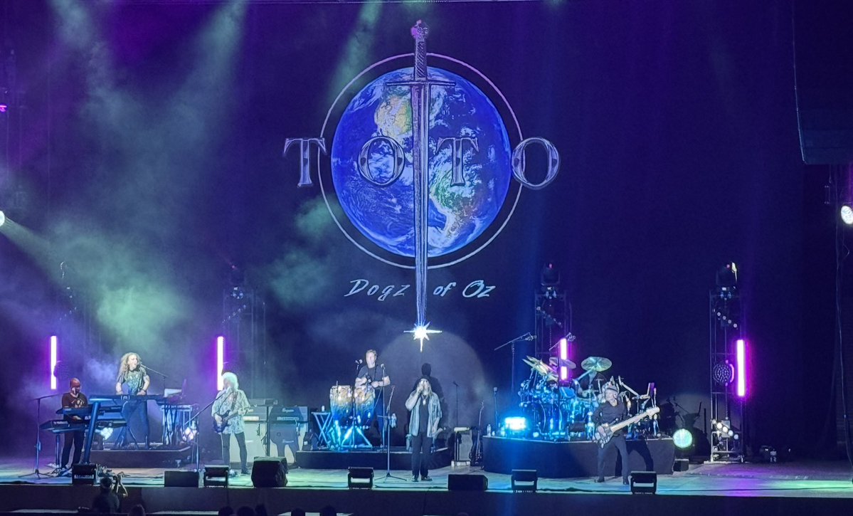 GregSankey's tweet image. Monday night 80s rock inside the @cocacolaamp (outstanding new venue in downtown Birmingham) with @MenAtWorkBand (Who Can It Be Now?) @itsMrCross (Ride Like The Wind) and @toto99com (Rosanna)!