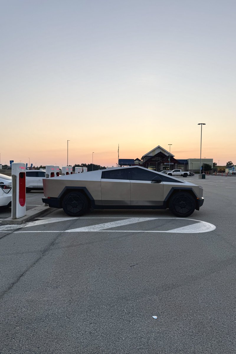 billykyle's tweet image. So happy the PA and Ohio Turnpikes offer @TeslaCharging Superchargers at their service plazas, unlike the @NJTurnpike. Super convenient to pull off, grab a drink, and a quick charge.