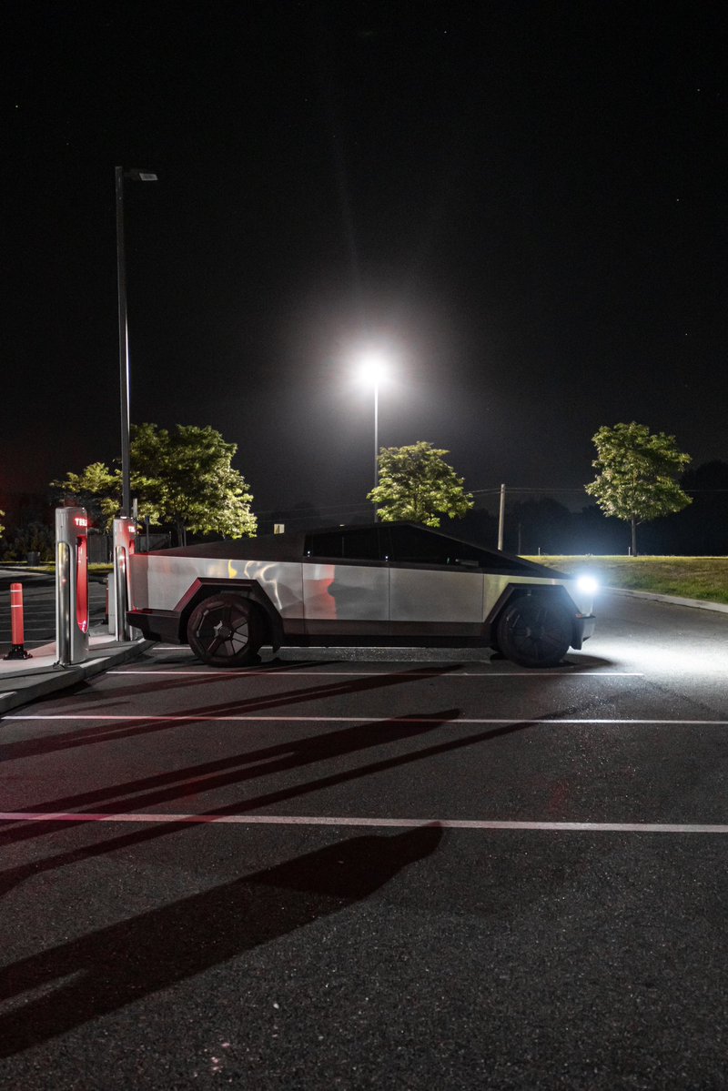 billykyle's tweet image. So happy the PA and Ohio Turnpikes offer @TeslaCharging Superchargers at their service plazas, unlike the @NJTurnpike. Super convenient to pull off, grab a drink, and a quick charge.