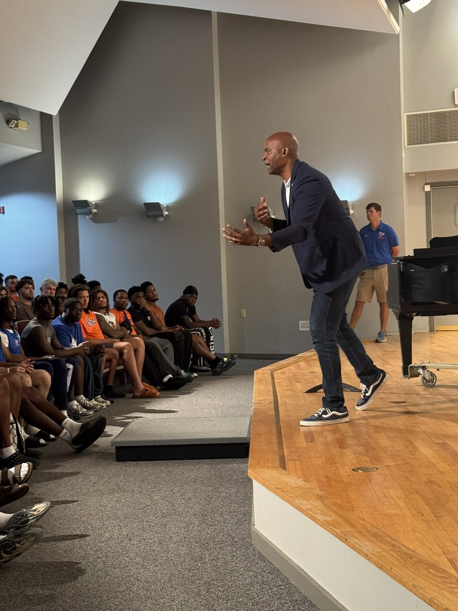 Glad to have these boys back on Campus. Even had the President come in to give a great inspirational talk to our boys before we get it going!!! Time to get to work!!!!

#GeauxCats #ClawsUp  #Lagniappe  #4Pillars