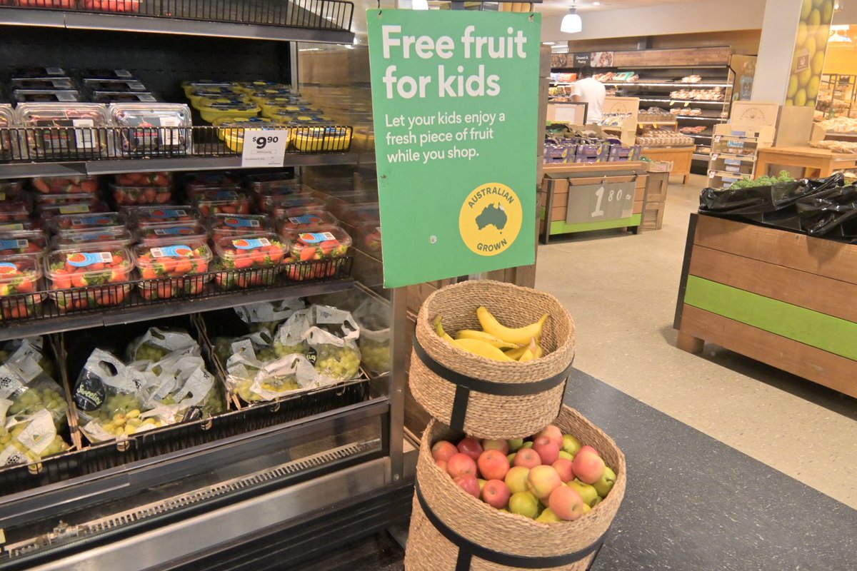 OjohmbonX's tweet image. オーストラリアのスーパー、買い物中に子供に食べさせる用の無料果物を置いててすごいシステム