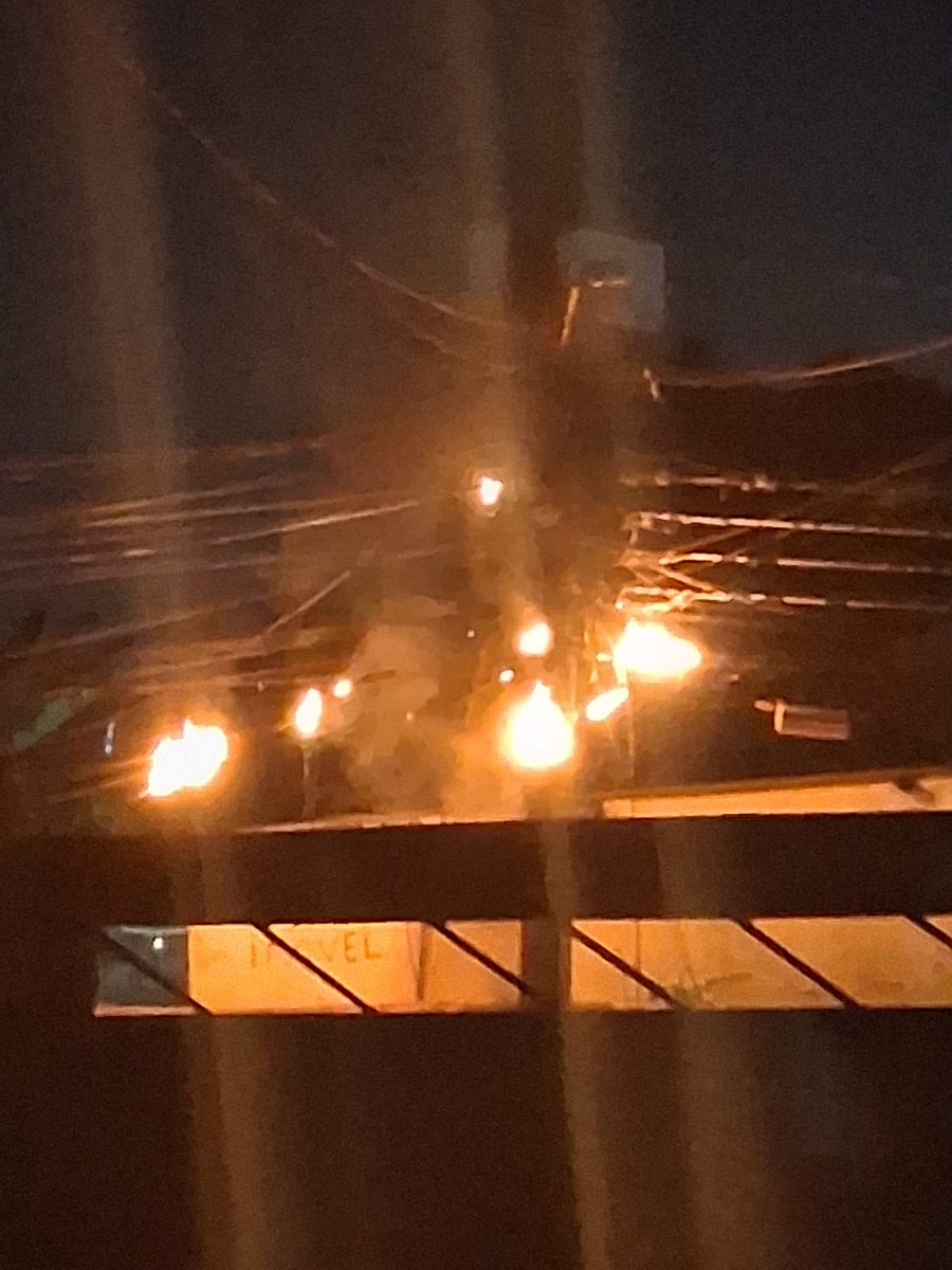 plantaobaixadaa's tweet image. Belford roxo xavante av atlantica perto da ponte do Santa Maria incêndio no poste coisas de meia hora atrás bombeiros 🚒 já apagou o incêndio e a light desligou a chave geral