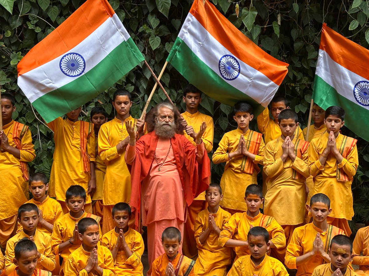 Pujya Swamiji (@pujyaswamiji) on Twitter photo рд░рд╛рд╖реНрдЯреНрд░реАрдп рдзреНрд╡рдЬ рджрд┐рд╡рд╕, #рднрд╛рд░рдд рдХреЗ рддрд┐рд░рдВрдЧреЗ рдХреЗ рд╕рдореНрдорд╛рди рдХрд╛ рдкреНрд░рддреАрдХ рд╣реИред рдпрд╣ рджрд┐рд╡рд╕ рджреЗрд╢рднрдХреНрддрд┐, рдПрдХрддрд╛ рдФрд░ рдмрд▓рд┐рджрд╛рди рдХреА рднрд╛рд╡рдирд╛ рдХреЛ рд╕рдЬреАрд╡ рдХрд░рддрд╛ рд╣реИред рддрд┐рд░рдВрдЧреЗ рдХрд╛ рд╣рд░ рд░рдВрдЧ рдмрд▓рд┐рджрд╛рди, рд╢рд╛рдВрддрд┐ рдФрд░ рд╕рдореГрджреНрдзрд┐ рдХрд╛ рдкреНрд░рддреАрдХ рд╣реИред рдЕрд╢реЛрдХ рдЪрдХреНрд░ рдкреНрд░рдЧрддрд┐ рдФрд░ рдзрд░реНрдо рдХреЛ рджрд░реНрд╢рд╛рддрд╛ рд╣реИ ред #NationalFlagDay рджреЗрд╢рднрдХреНрддрд┐ рдФрд░ рдПрдХрддрд╛ рдХреА рдкреНрд░реЗрд░рдгрд╛ рджреЗрддрд╛ рд╣реИред рддрд┐рд░рдВрдЧреЗ рд░рд╛рд╖реНрдЯреНрд░реАрдп рдзреНрд╡рдЬ рджрд┐рд╡рд╕, #рднрд╛рд░рдд рдХреЗ рддрд┐рд░рдВрдЧреЗ рдХреЗ рд╕рдореНрдорд╛рди рдХрд╛ рдкреНрд░рддреАрдХ рд╣реИред рдпрд╣ рджрд┐рд╡рд╕ рджреЗрд╢рднрдХреНрддрд┐, рдПрдХрддрд╛ рдФрд░ рдмрд▓рд┐рджрд╛рди рдХреА рднрд╛рд╡рдирд╛ рдХреЛ рд╕рдЬреАрд╡ рдХрд░рддрд╛ рд╣реИред рддрд┐рд░рдВрдЧреЗ рдХрд╛ рд╣рд░ рд░рдВрдЧ рдмрд▓рд┐рджрд╛рди, рд╢рд╛рдВрддрд┐ рдФрд░ рд╕рдореГрджреНрдзрд┐ рдХрд╛ рдкреНрд░рддреАрдХ рд╣реИред рдЕрд╢реЛрдХ рдЪрдХреНрд░ рдкреНрд░рдЧрддрд┐ рдФрд░ рдзрд░реНрдо рдХреЛ рджрд░реНрд╢рд╛рддрд╛ рд╣реИ ред #NationalFlagDay рджреЗрд╢рднрдХреНрддрд┐ рдФрд░ рдПрдХрддрд╛ рдХреА рдкреНрд░реЗрд░рдгрд╛ рджреЗрддрд╛ рд╣реИред рддрд┐рд░рдВрдЧреЗ