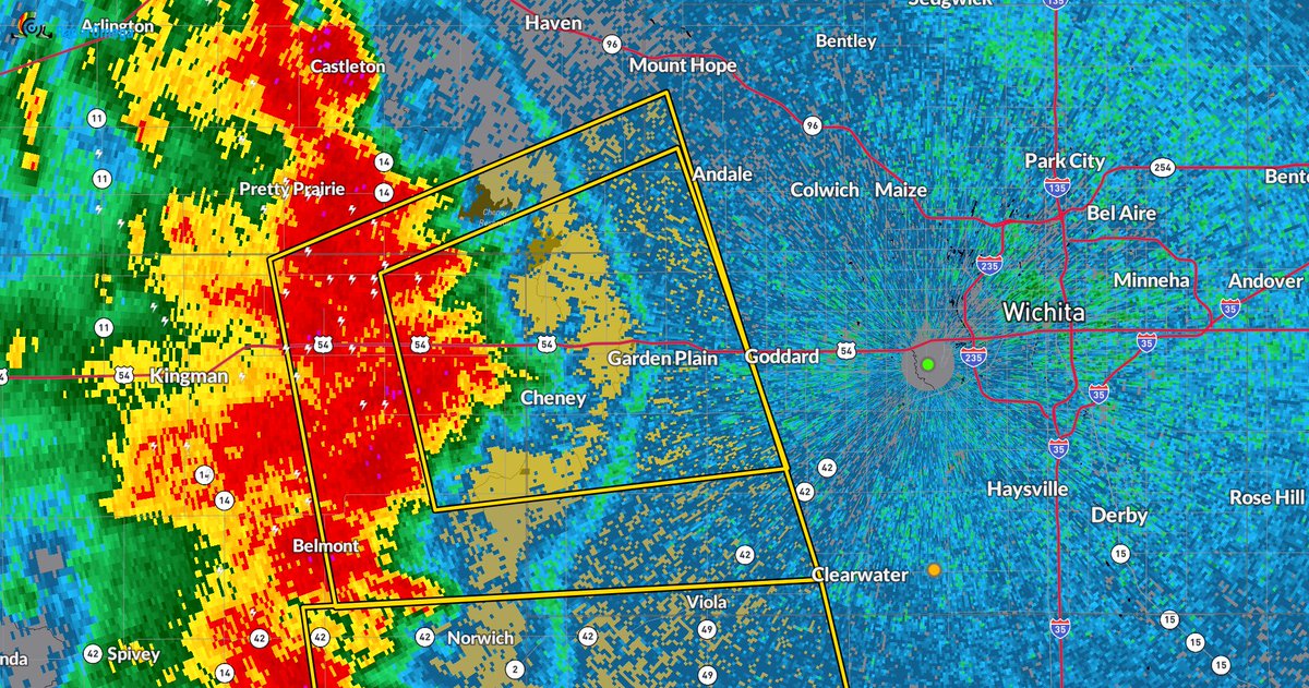 MaxVelocityWX's tweet image. DESTRUCTIVE 80 MPH WINDS heading towards Wichita, Kansas, right now!
Get away from windows if your in Garden Plain!