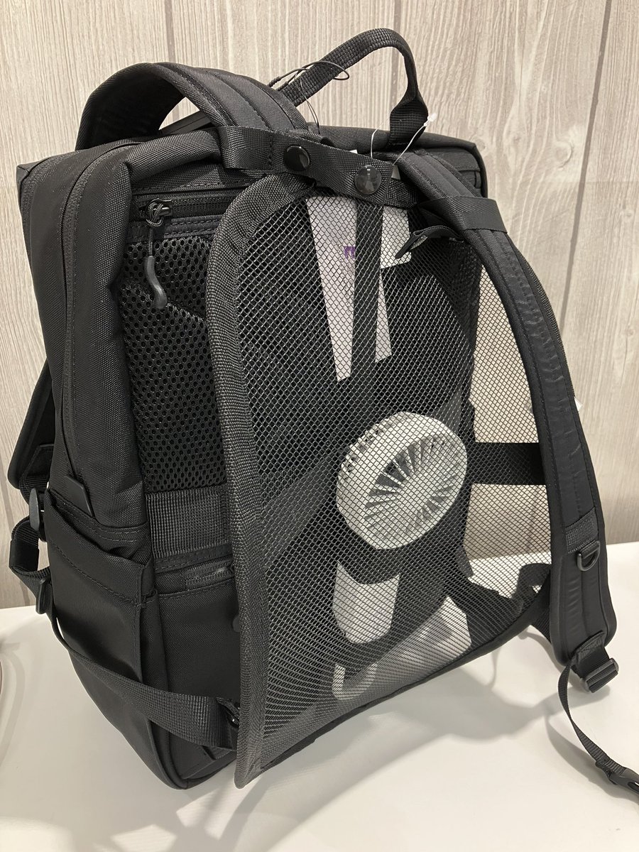 こんにちは。ハンズ仙台店です。
この時期、バックパックを背負った時の背中の汗や蒸れ、気になりませんか？
こんな商品はいかがでしょうか。バッグと背中の間に隙間を作ります。別売りのハンディファンも取付出来ちゃいます！
メッシュファンパネル 3,080円(税込)
#暑さ対策