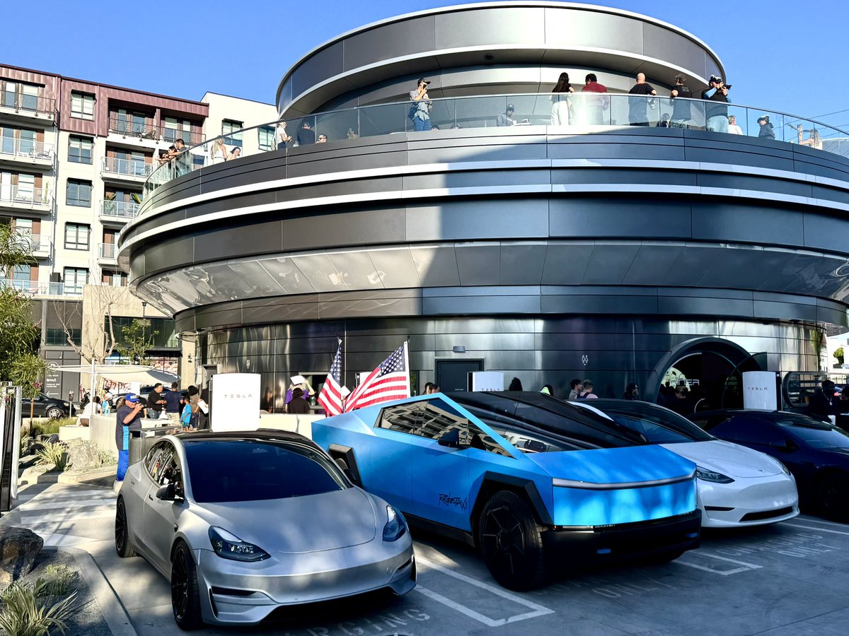 joefarrier's tweet image. I have to come back at night, I bet the Tesla Diner looks great lit up! 🔥