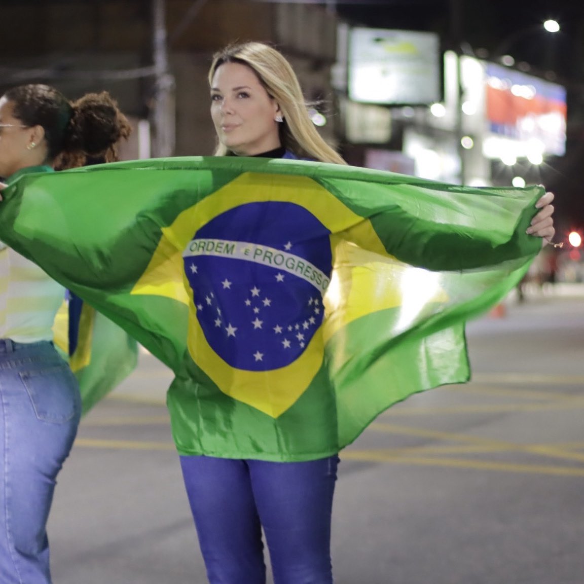 FernandaLoubac2's tweet image. 21/7/25. Niterói, Rj. Quem deveria proteger os direitos fundamentais virou agente de repressão política. Quem se revolta, tentam intimidar, desacreditar. Nada é implementado sem apoio de um grupo sedento por sangue inocente.
Inocentes sendo presos, bandid8 no poder. Estamos todos…