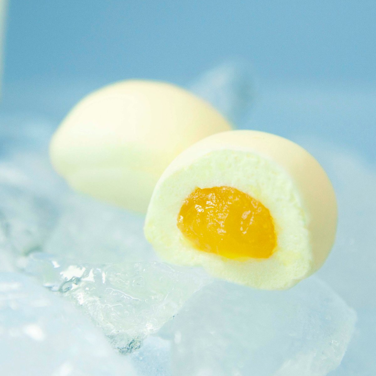 今日も暑い一日になりそうです☀️
夏限定のつるのこ「日向夏鶴乃子」は冷やして食べるのもおすすめ！
冷凍庫で凍らせると「もっちり」食感に✨🧊
すっきり甘酸っぱい、夏ならではのお召し上がり方をお楽しみください！