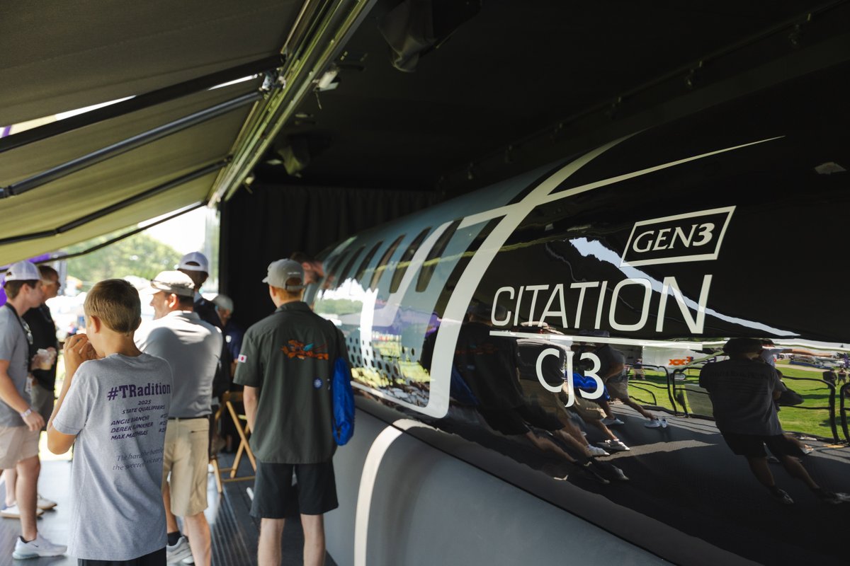 Cessna's tweet image. Welcome to #OSH25 😎 This year, we're celebrating the 70th anniversary of the 172 Skyhawk and the 40th anniversary of the Caravan!
#cessna #aviation #eaa #airventure