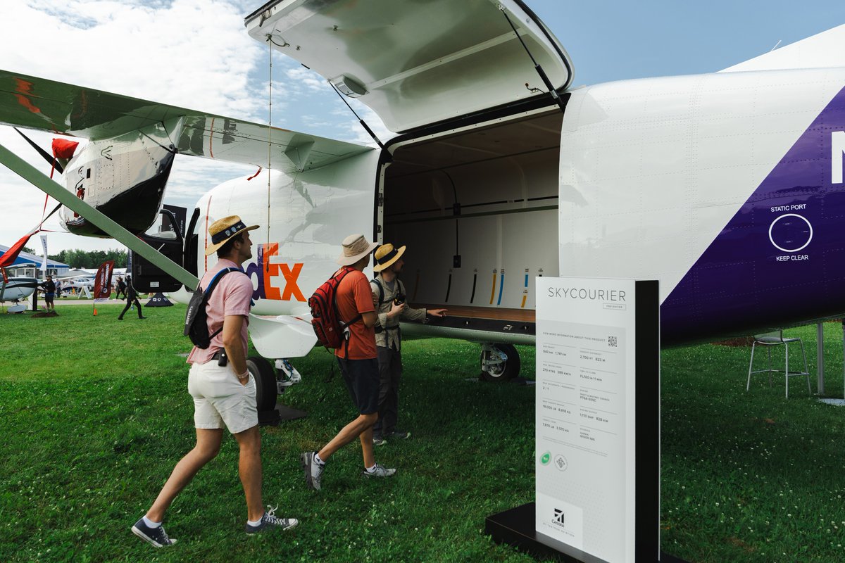Cessna's tweet image. Welcome to #OSH25 😎 This year, we're celebrating the 70th anniversary of the 172 Skyhawk and the 40th anniversary of the Caravan!
#cessna #aviation #eaa #airventure