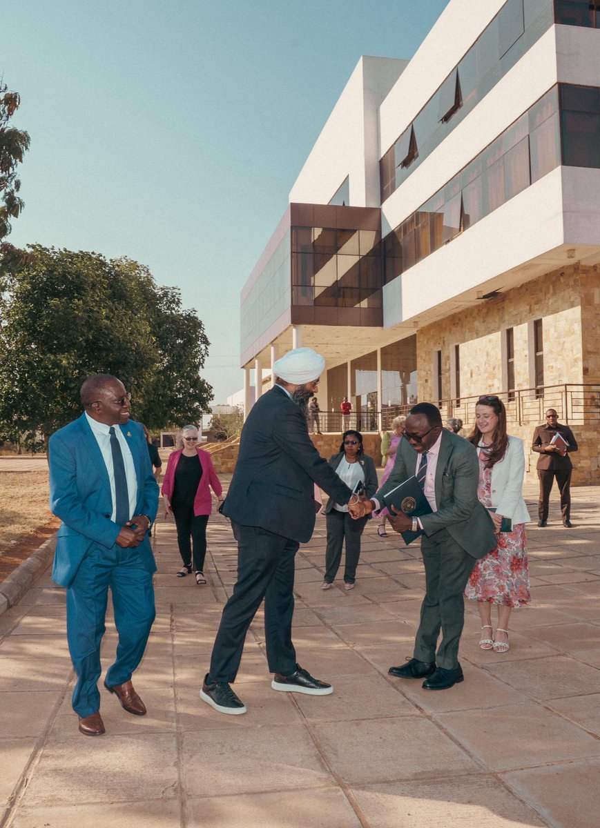 🇨🇦🤝🇹🇿 Ziara ya kuvutia kuona bunifu wa Akili Mlemba (AI) chini ya <a href="/IDRC_CRDI/">IDRC | CRDI</a> hapa 🇹🇿!
Mhe. Sarai ashuhudia AI ikifanya kazi – na kuboresha afya ya mifugo na kubadilisha ufugaji.
💡Ubunifu na matokeo.
🔍 Je, ungependa kuona suluhisho gani la AI lijalo?
#CanadaInTanzania