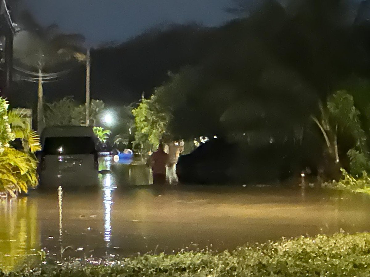 MalahooForteMP's tweet image. Thank you #CHEC for your quick response to the flooding of #Phase5 #MontegoWestVillage. Following up with @NROCCJamaica to ensure that the issue is properly resolved.