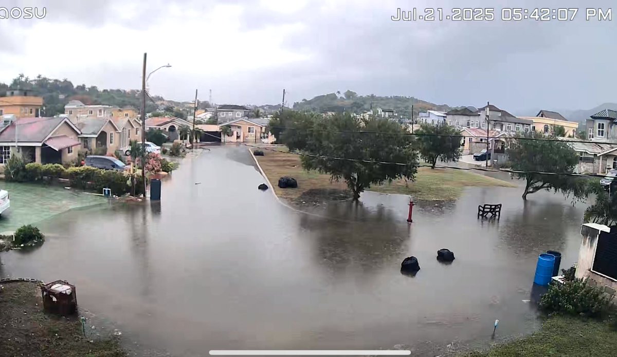 MalahooForteMP's tweet image. Thank you #CHEC for your quick response to the flooding of #Phase5 #MontegoWestVillage. Following up with @NROCCJamaica to ensure that the issue is properly resolved.