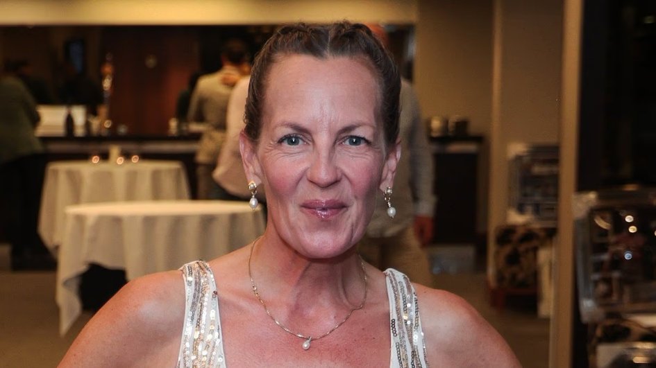 EastEnders star Lorraine Stanley stuns in a sparkling gown at the Paul Strank Summer Party, revealing her impressive five-stone weight loss and celebrating a healthier, happier lifestyle!  dailymail.co.uk/tvshowbiz/arti…