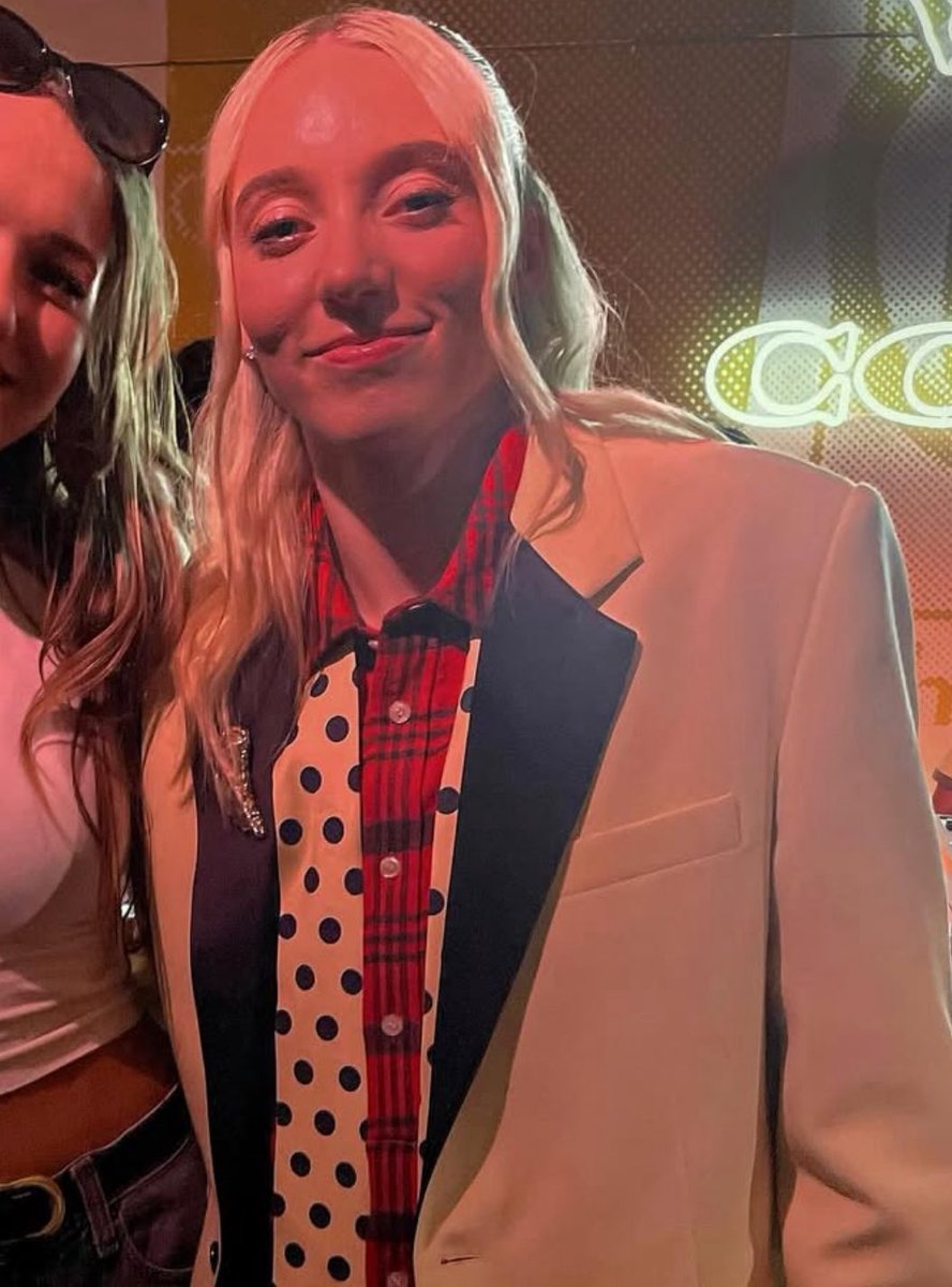 PskiiiBueckers's tweet image. why does paige look like half harry styles and half billie eilish here 😭😂 love the look tho!