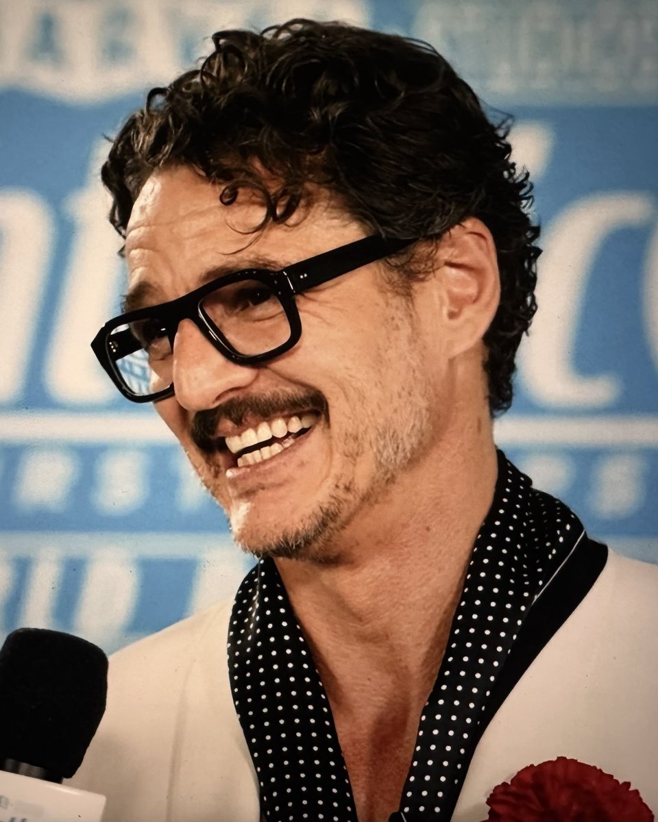 pascalfanatic's tweet image. MAMA, I’M IN LOVE WITH A 50 YEAR OLD CHILEAN ACTOR ♡