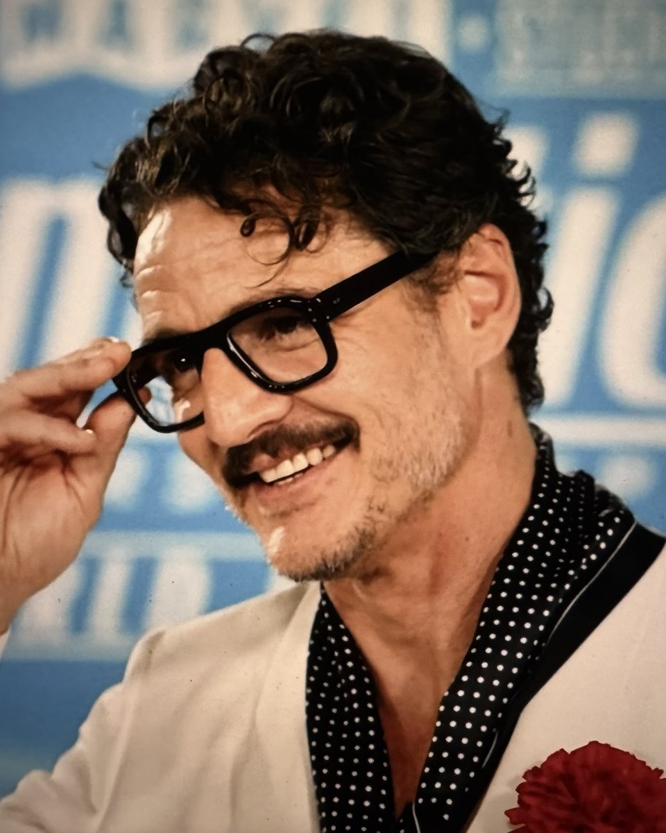 pascalfanatic's tweet image. MAMA, I’M IN LOVE WITH A 50 YEAR OLD CHILEAN ACTOR ♡