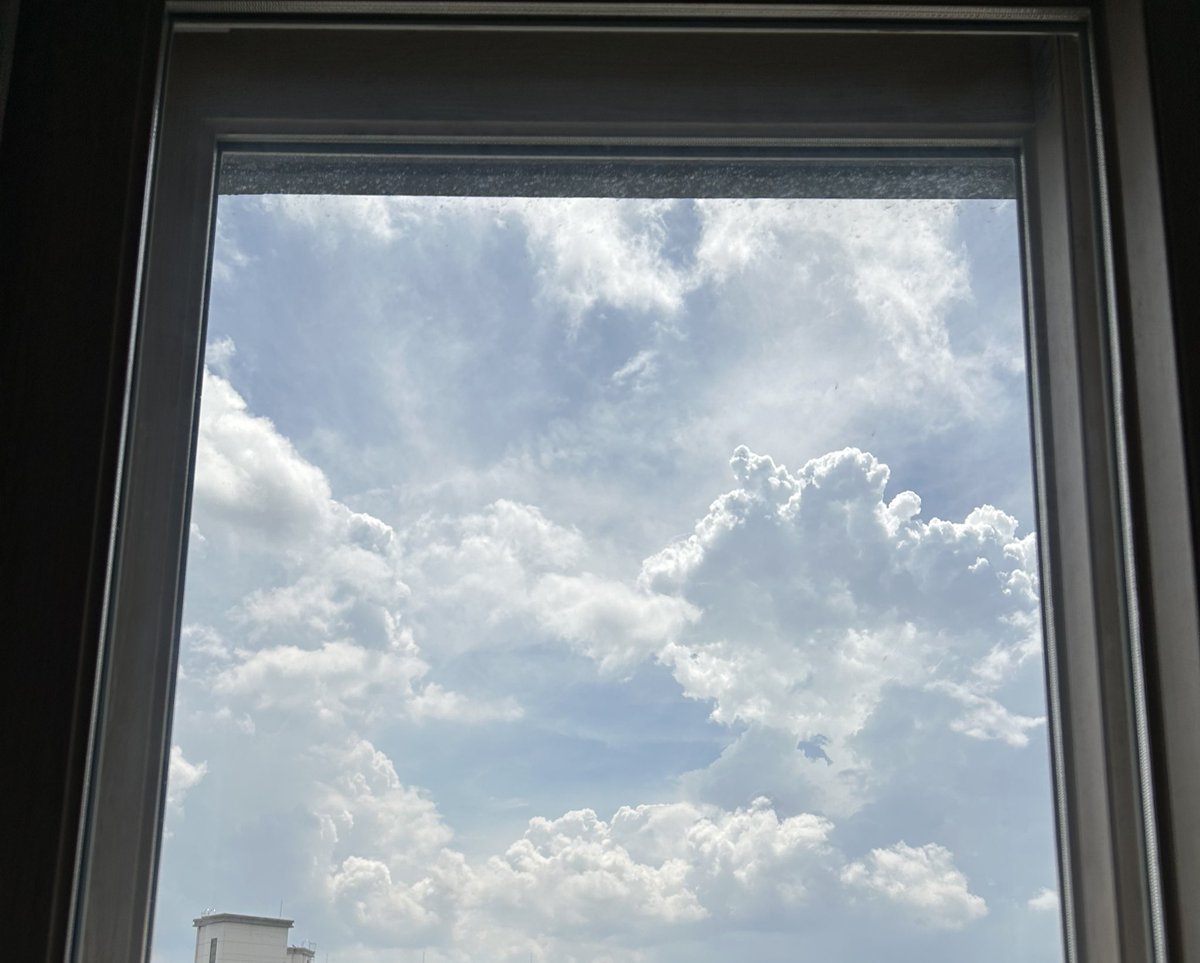 Dol_SH's tweet image. 우와 원고하는데 구름이 넘 예쁘다