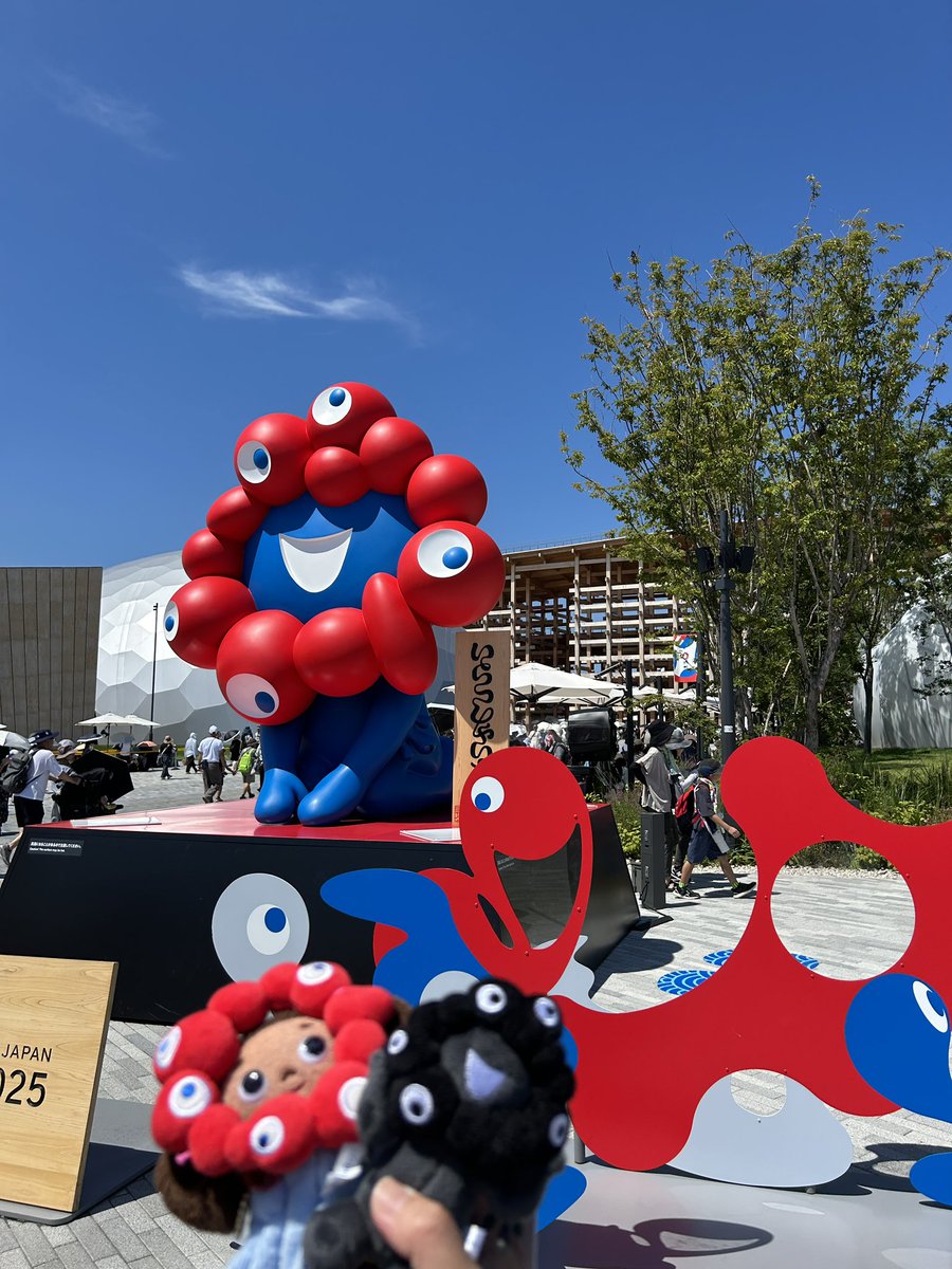 mihobell's tweet image. 夢洲に着いてから、ほぼ待ち時間ナシでゲートイン出来ました❤️💙
9:40頃夢洲に着いて、9:55には手荷物通過してた🙌
ウワサの黒ミャク、買えたよぉ🥹
#こさちゃんズと万博