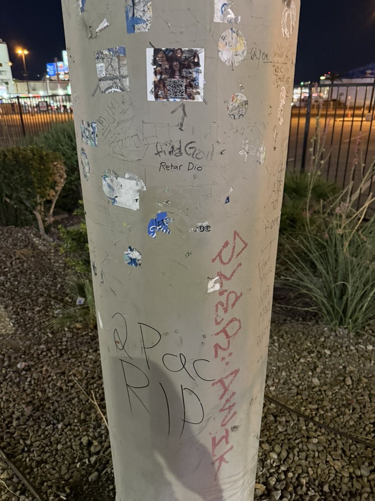 LarpVonTrier's tweet image. I went to see the Tupac memorial and this is what i found 🤡