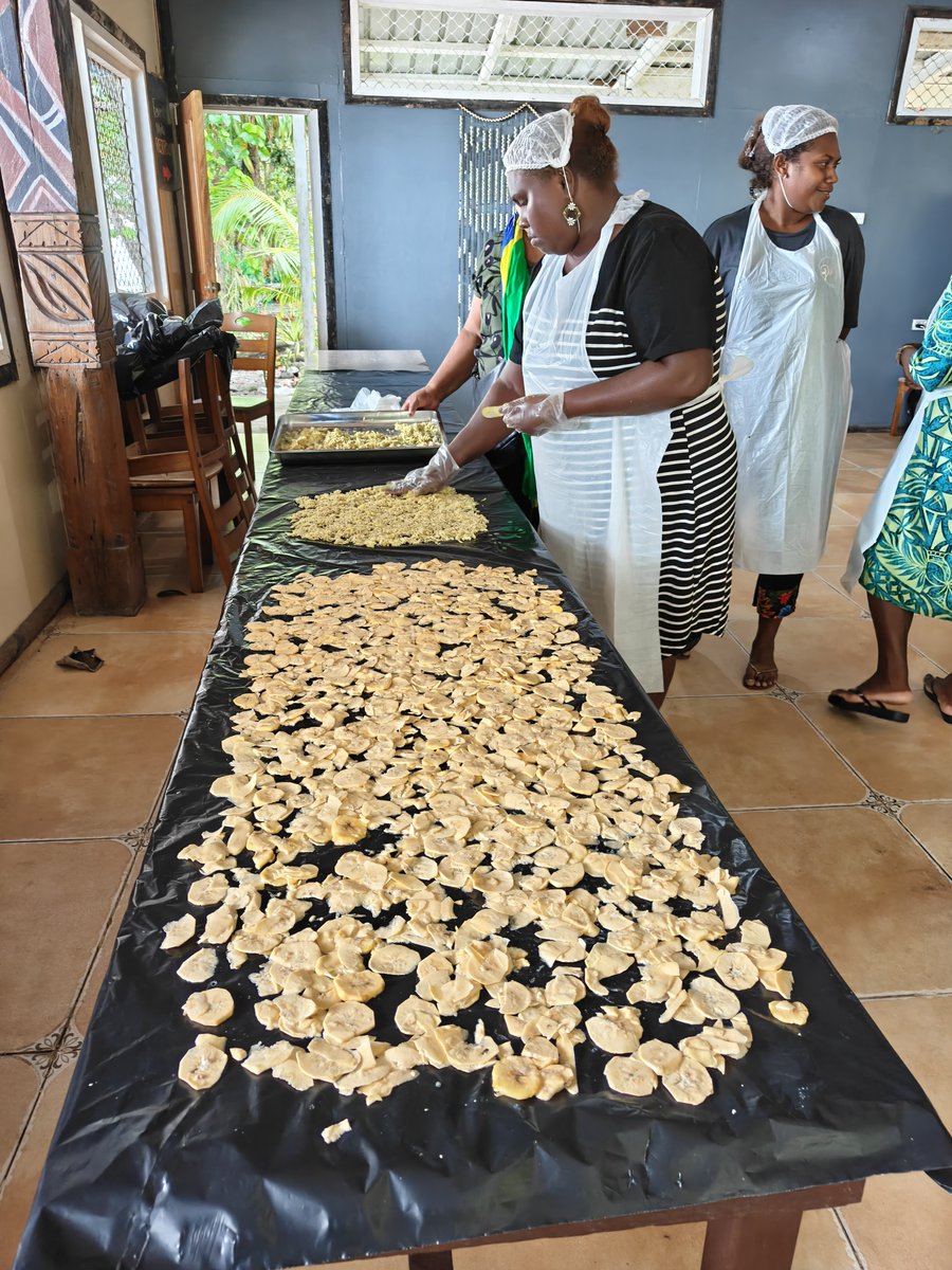 UNDP_Pacific's tweet image. 🌾 37 women market vendors in Solomon Islands are now better equipped to boost incomes & reduce losses after a 4-day UNDP #Markets4Change training on post-harvest care, packaging & organic pest control.
Read more: zurl.co/Rnf1S
@UN_Women
@AusHCSols