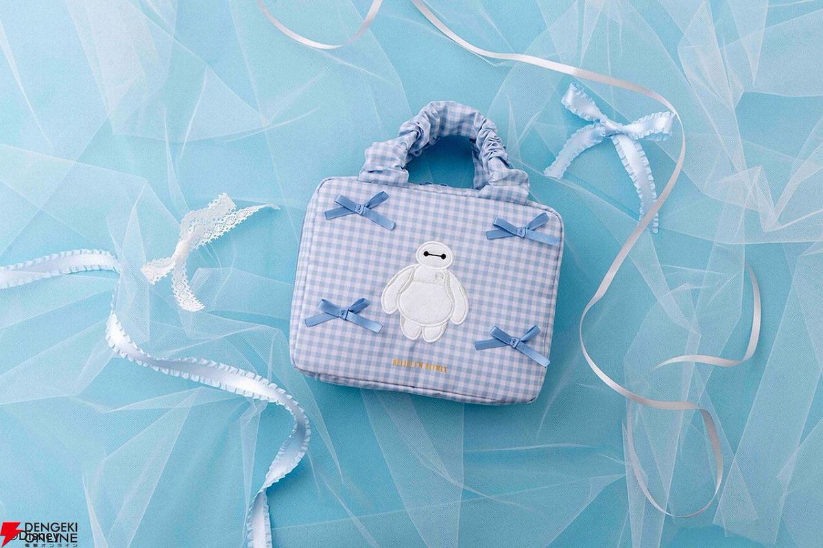 dengekigirls's tweet image. 【Disney】もこもこ生地のベイマックスが飾られたリボンポーチが付属するムック本が7月31日発売
dengekionline.com/article/202507…
ブルーのギンガムチェック&リボンの甘い世界観の中にふわふわのベイマックスをデザイン
#ベイマックス #ディズニー